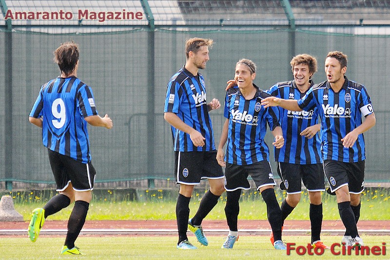 Iovine e compagni esultano dopo il gol all'Arezzo nel match di andata